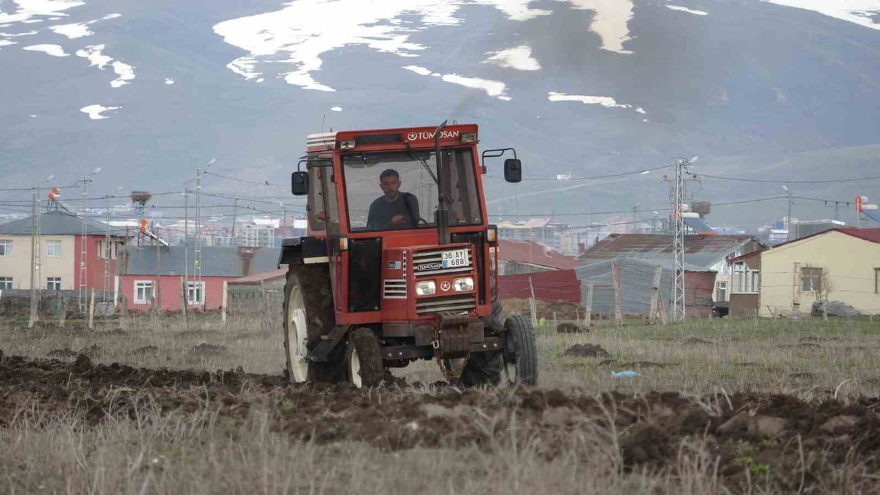 ARDAHAN'DA UZUN GEÇEN KIŞ MEVSİMİ SONRASI HAVALARIN ISINMASIYLA BİRLİKTE ÇİFTÇİLER TARLALARINA...