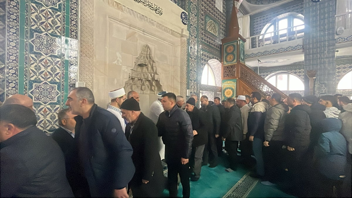 Ardahan'da vatandaşlar, Ramazan Bayramı namazı dolayısıyla camileri doldurdu. Merkez camide...