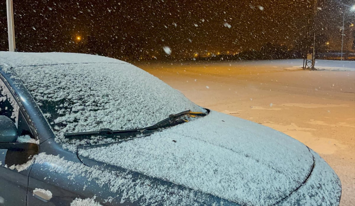 Ardahan'da yükseklerde kar yağışı etkili olmaya başladı.