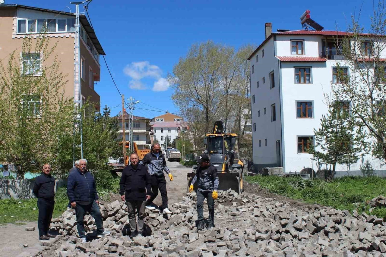 ARDAHAN'IN HANAK İLÇESİNDE BELEDİYE EKİPLERİ KİLİT PARKE ÇALIŞMASINA BAŞLADI. (OLGUN...