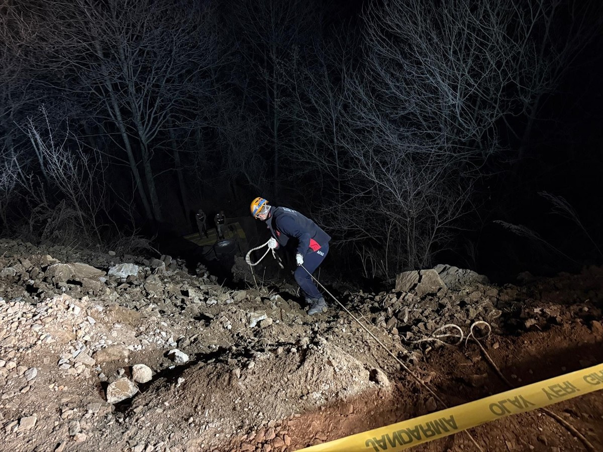 Ardahan'ın Posof ilçesinde devrilen kamyonun sürücüsü hayatını kaybetti.
