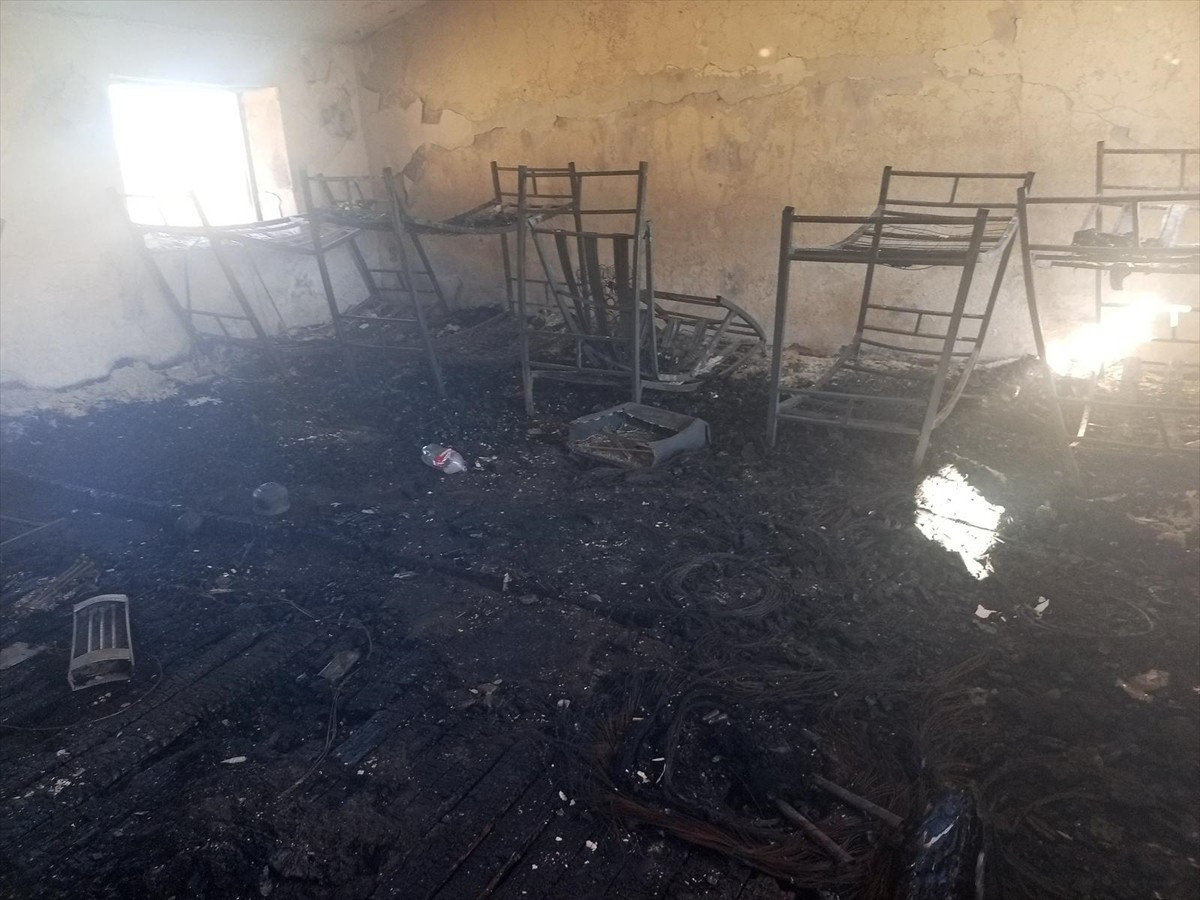 Ardahan'ın Posof ilçesinde işçilerin kaldığı, kullanılmayan okul binasında çıkan yangın, itfaiye...