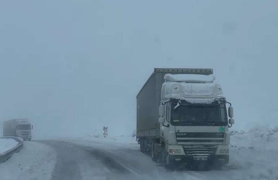 ARDAHAN'IN YÜKSEK KESİMLERİNDE ETKİLİ OLAN YOĞUN KAR YAĞIŞI VE TİPİ, ULAŞIMI ADETA DURMA NOKTASINA...