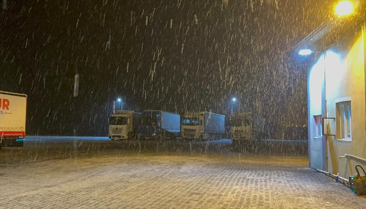 Ardahan'ın yüksek kesimlerinde kar yağışı etkili oluyor.