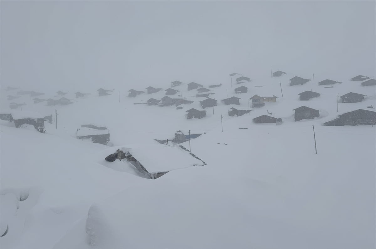 Ardahan'ın yüksek noktalarında kar yağışı ve yer yer sis etkili oluyor. 