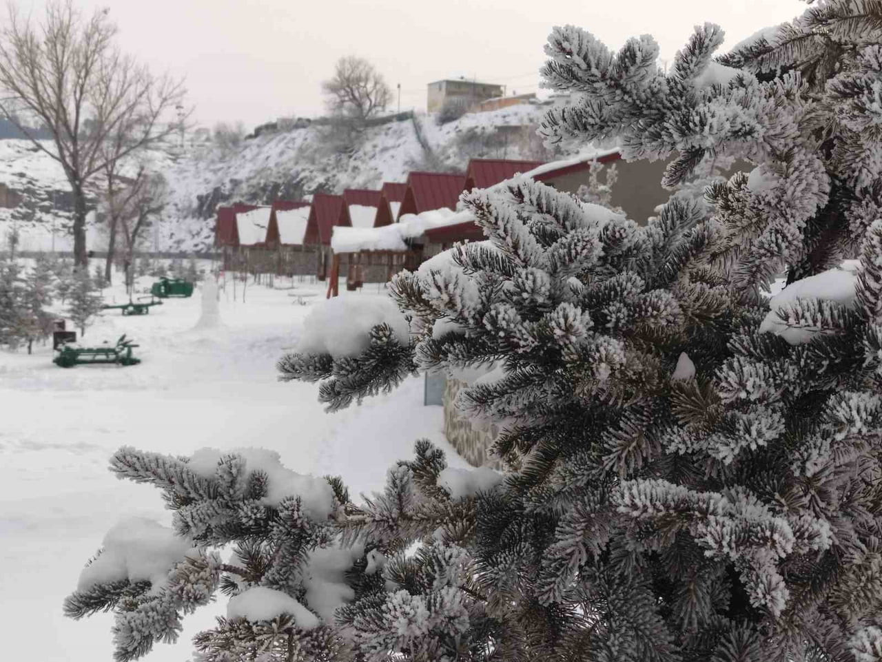 ARDAHAN’A "BAHAR GELDİ" DERKEN TİPİ ŞEKLİNDE YAĞAN KAR YAĞIŞI KENT MERKEZİNİ YENİDEN BEYAZA...