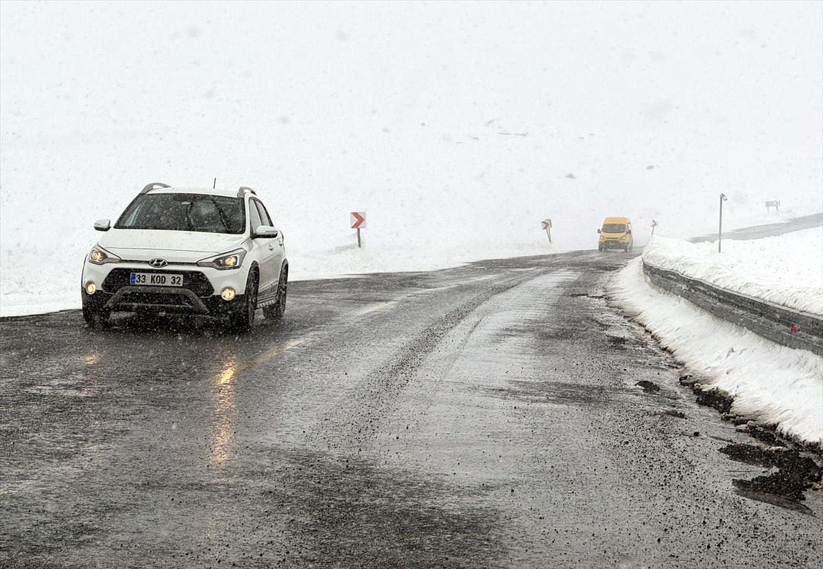 Ardahan’da etkili olan kar bazı yollarda ulaşımı aksattı.