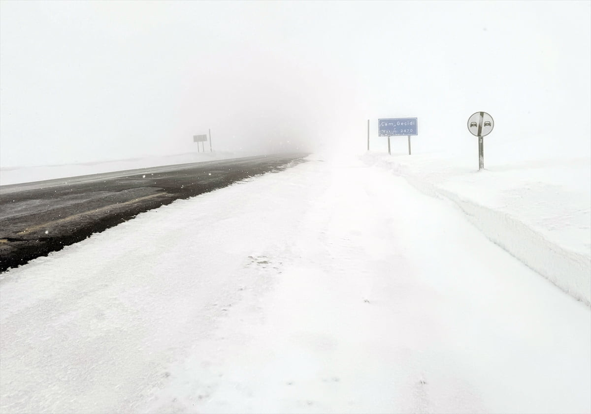 Ardahan’da etkili olan kar yağışı ve sis, bazı yollarda ulaşımda aksamalara neden oluyor.
