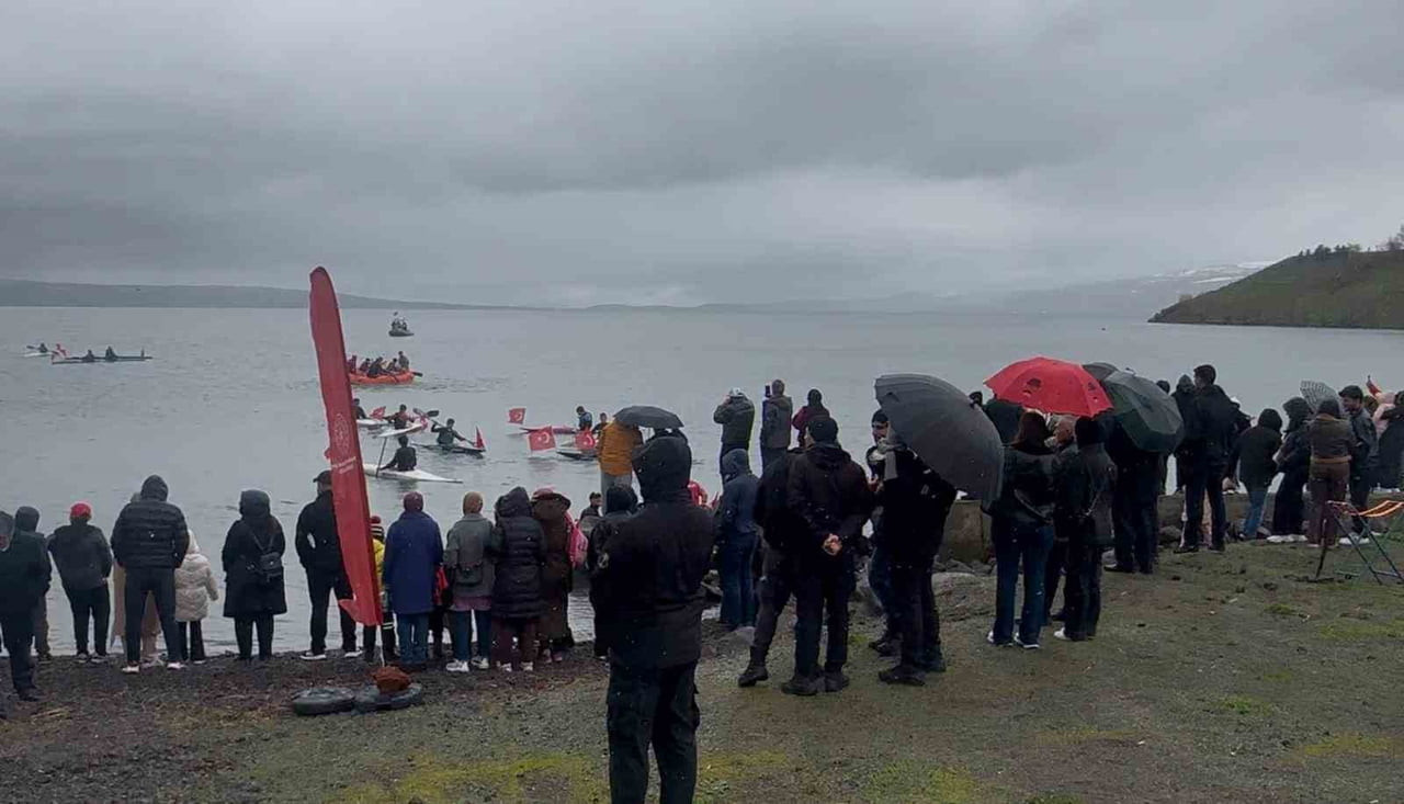 ARDAHAN’IN ÇILDIR İLÇESİNDE 19 MAYIS ATATÜRK’Ü ANMA GENÇLİK VE SPOR BAYRAMI DOLAYISIYLA GÖLDE...