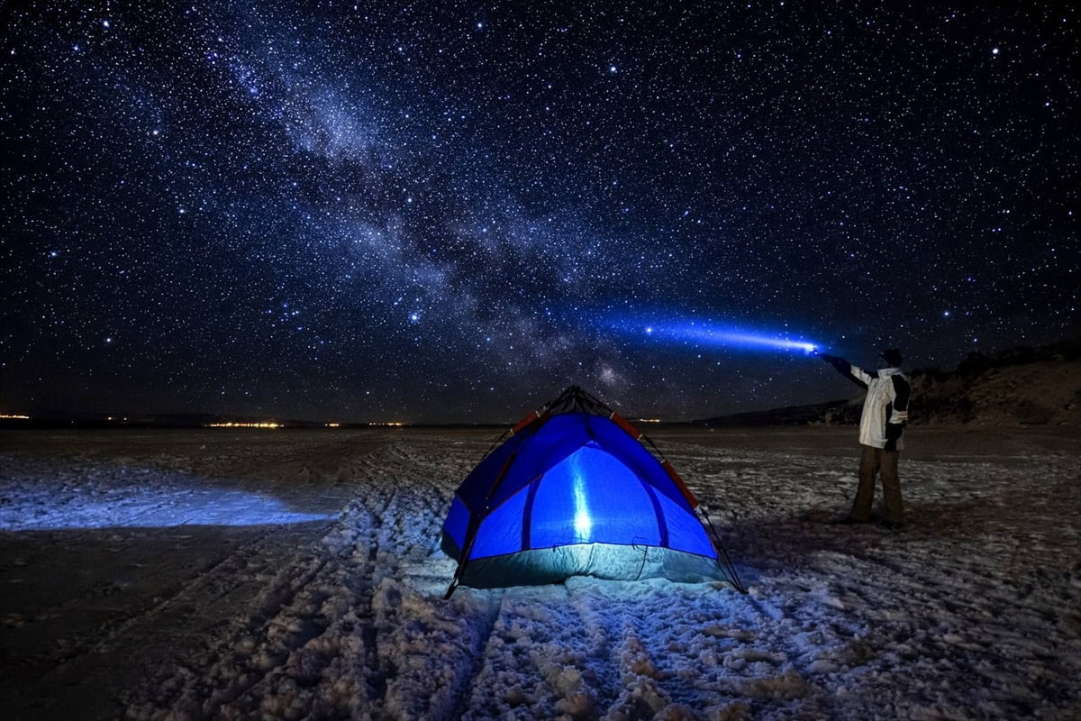 Ardahanlı doğaseverler, soğukların etkisiyle yüzeyi buzla kaplanan Çıldır Gölü üzerinde kamp...