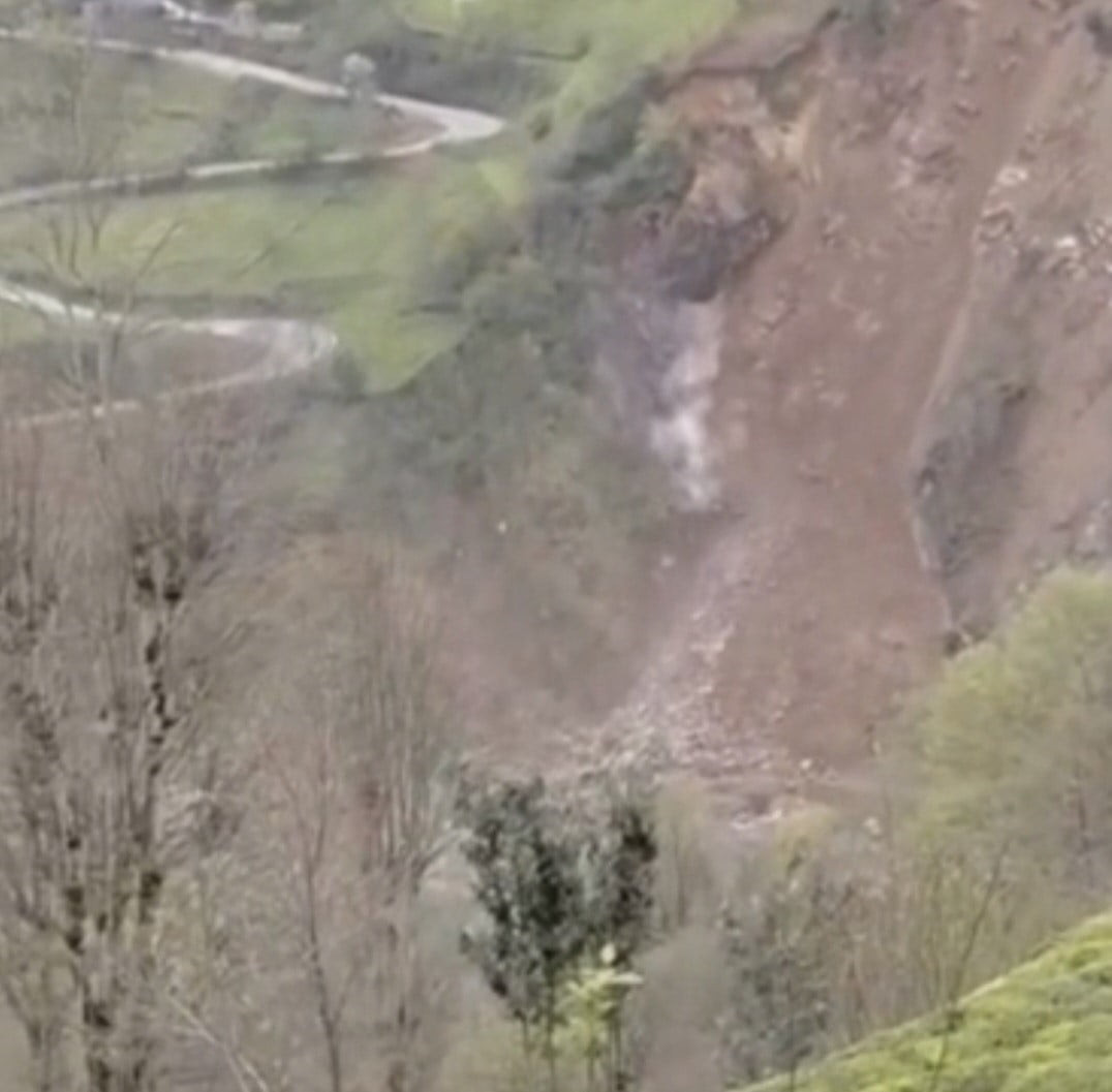 ARDEŞEN İLÇESİNE BAĞLI YAVUZ KÖYÜ İLE SESLİKAYA KÖYÜ SINIRINDA MEYDANA GELEN HEYELAN ANI, BİR...