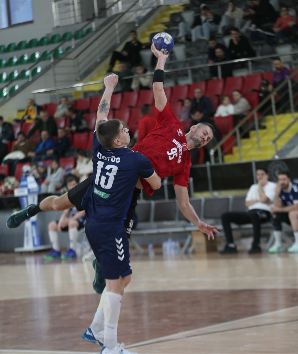 Ardventure Hentbol Erkekler Süper Ligi'nin 25. haftasında Güneysuspor, Yenişehir Spor Salonu'nda...