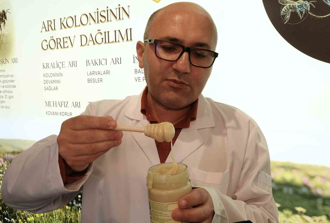 ARILARIN MESAİSİNİN BAŞLADIĞINI AKTARAN ARICI CELAL ÇAY,"SAHTE BAL ÇÜNKÜ BU ŞEKİLDE KRİSTALLEŞMEZ....