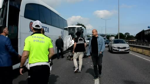Arızalanan otobüse çarpan motosiklet sürücüsü, otomobilin çarpması sonucu can verdi