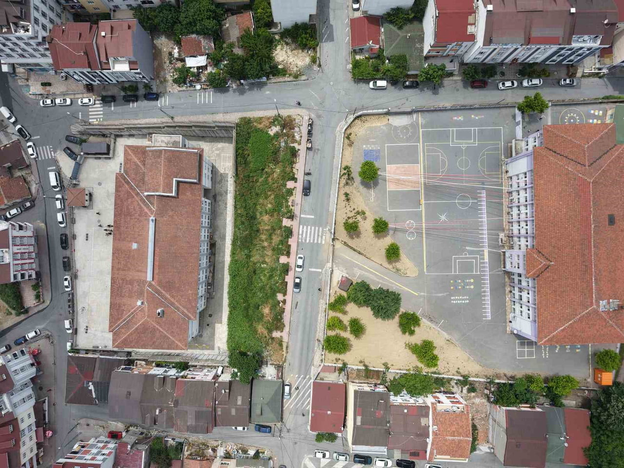 ARNAVUTKÖY BELEDİYESİ, ŞEYH ŞAMİL İLKOKULU ÖNÜNDEKİ TUĞRULBEY SOKAK’I "GÜVENLİ OKUL SOKAĞI"...