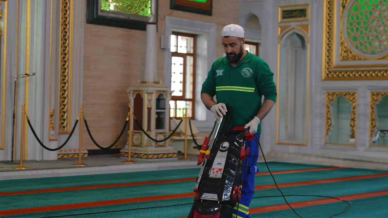 ARNAVUTKÖY BELEDİYESİ TARAFINDAN KURBAN BAYRAMI ÖNCESİNDE İLÇEDEKİ TÜM CAMİLERDE TEMİZLİK...