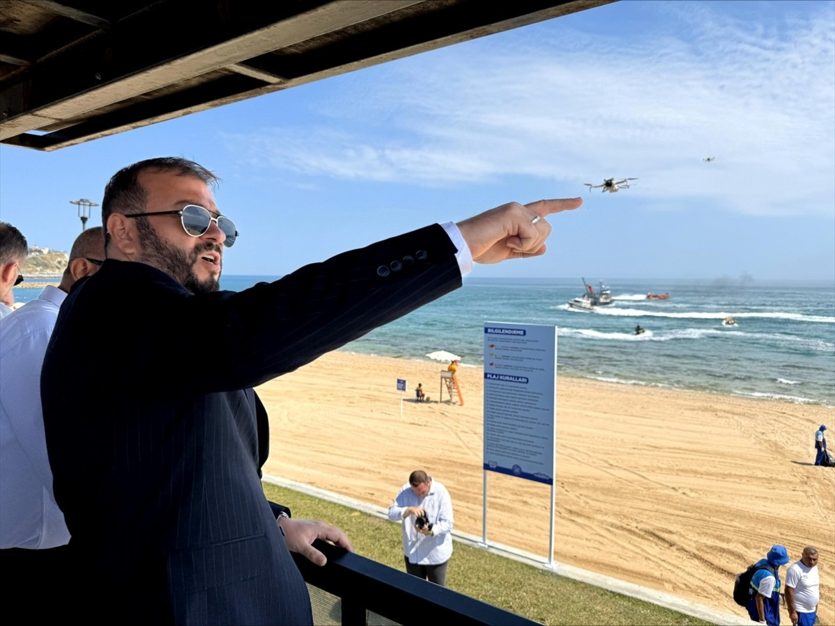 Arnavutköy Belediyesinin Karaburun Sahili'nde hayata geçireceği dalgakıran projesiyle hem...