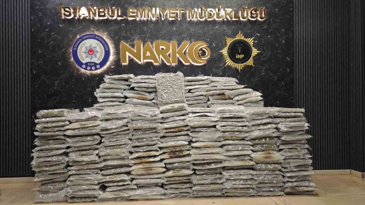 ARNAVUTKÖY İLÇESİNDE BİR İŞ YERİNE VE ARACA DÜZENLENEN OPERASYONDA, 398 KİLO SKUNK ELE...