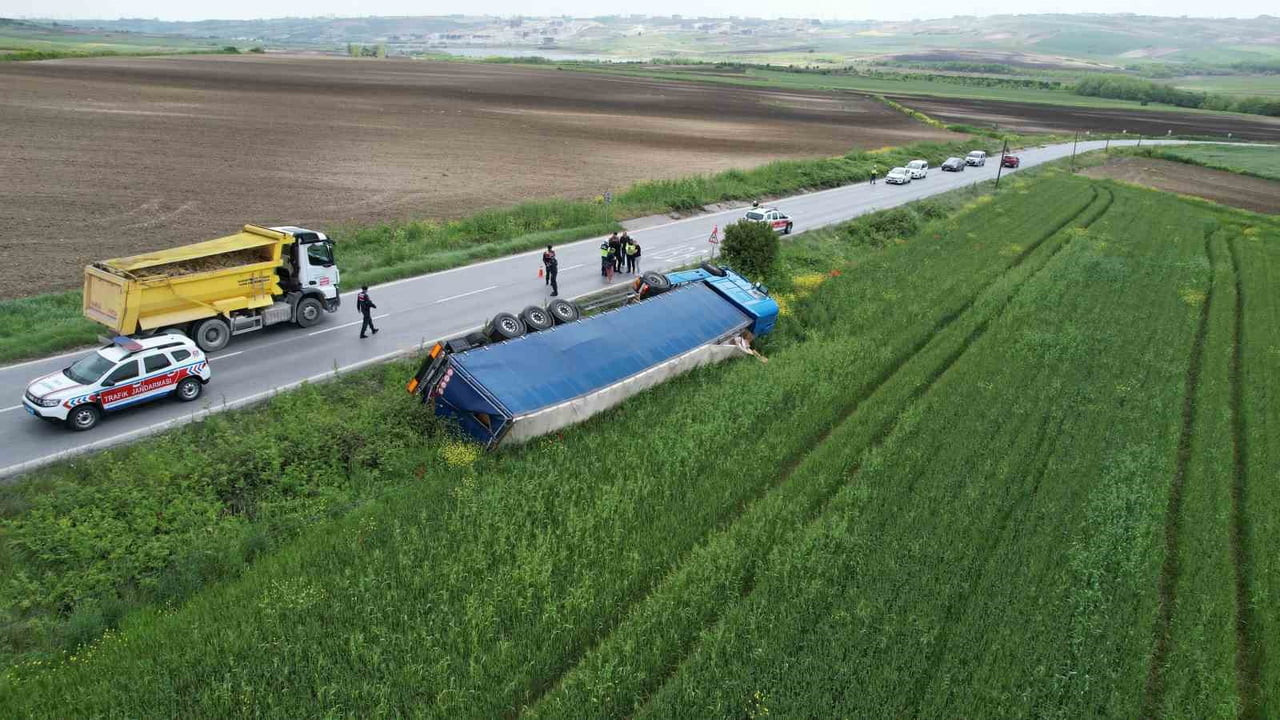 ARNAVUTKÖY İLÇESİNDE UKRAYNA'YA GİTMEK ÜZERE YOLA ÇIKAN ISLAK MENDİL YÜKLÜ TIR, SÜRÜCÜSÜNÜN...