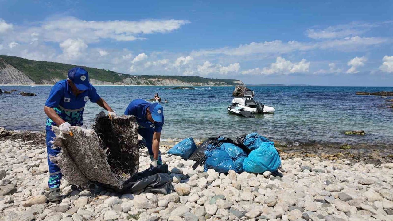 ARNAVUTKÖY KARABURUN SAHİLİ'NDE TEMİZLİK SORUMLULUĞU İBB'DE OLAN KAYALIK BÖLGELER İÇİN ARNAVUTKÖY...