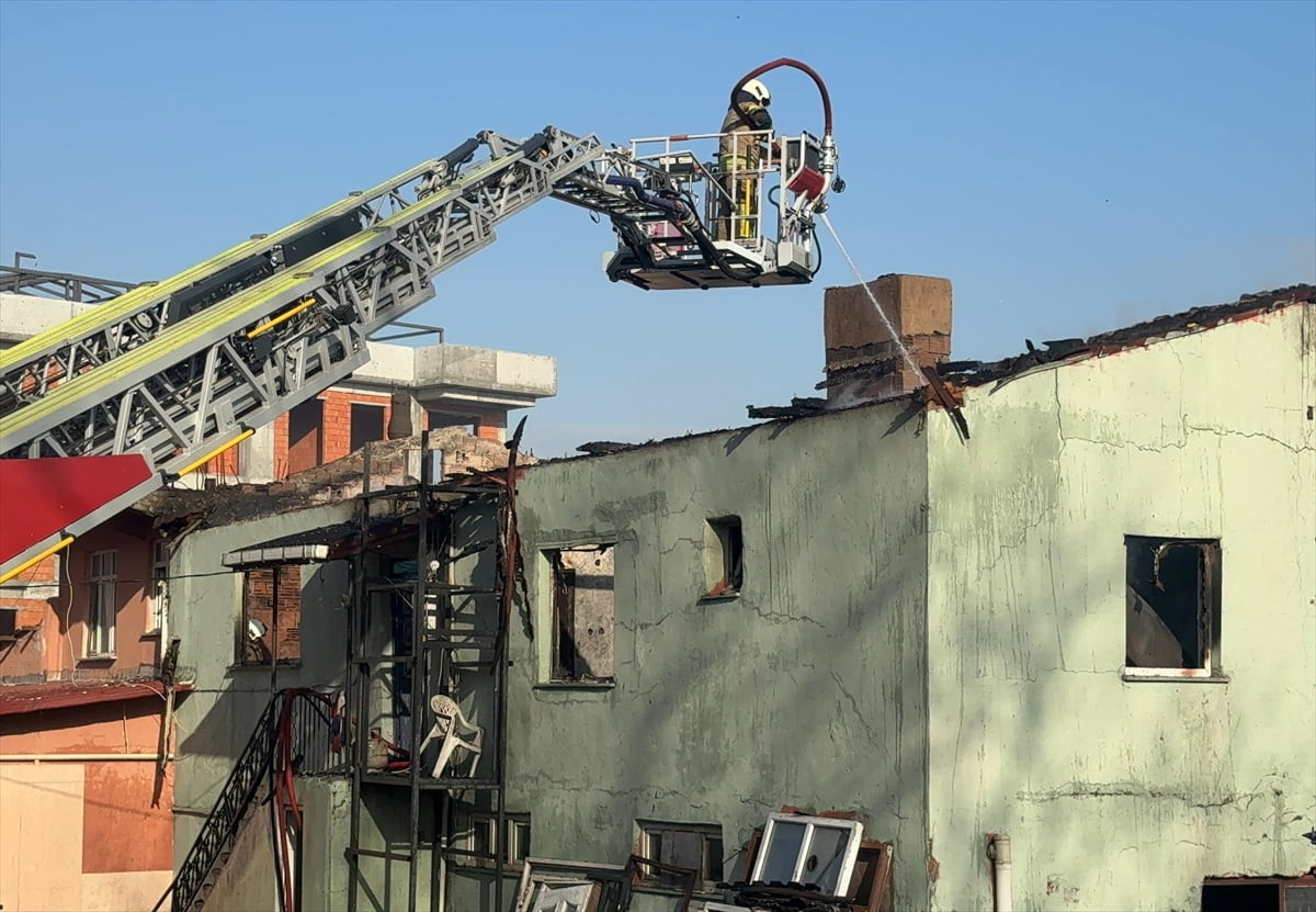 Arnavutköy'de 2 katlı binada çıkan yangın itfaiye ekiplerinin müdahalesiyle söndürüldü. Yangın...