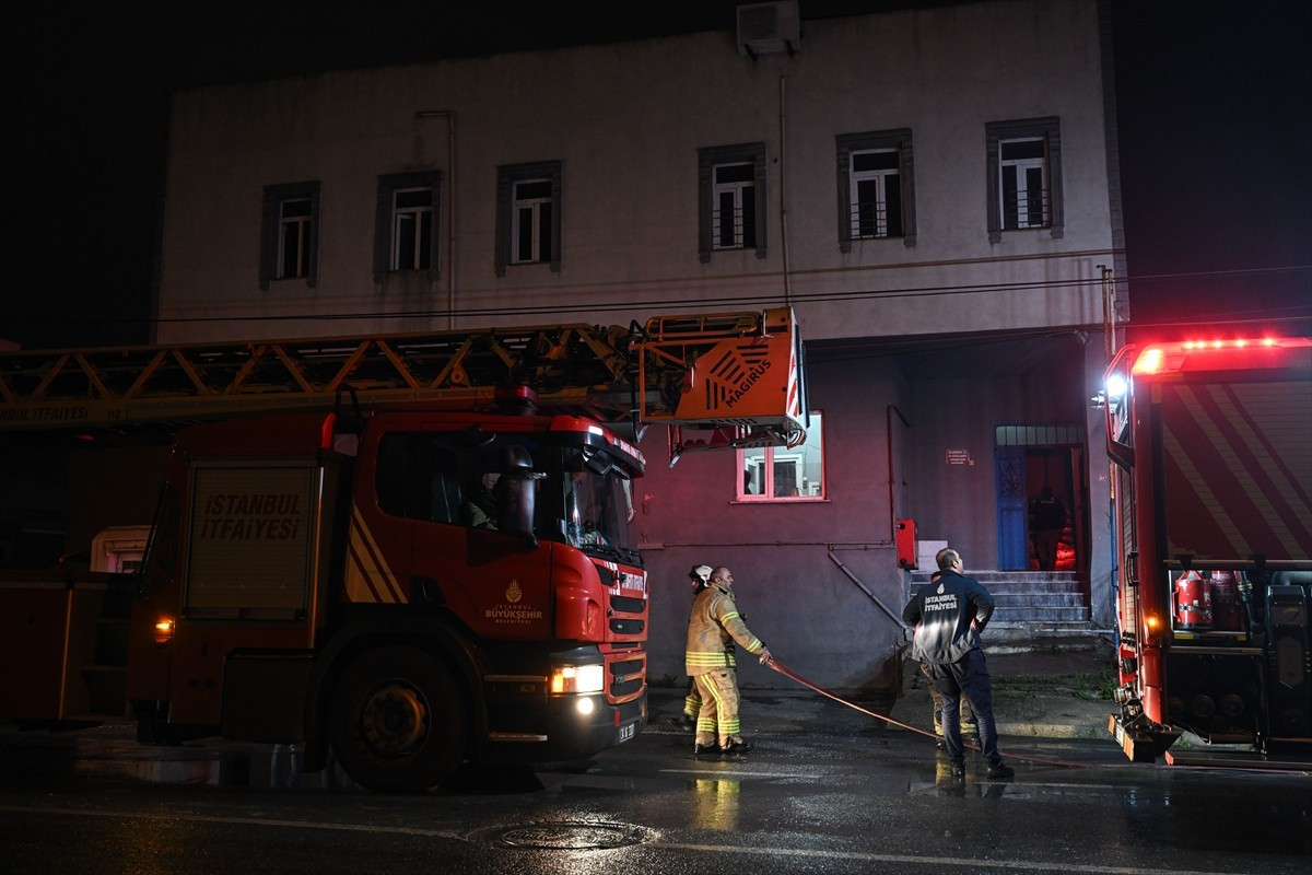 Arnavutköy'de bir fabrikada çıkan yangında 1'i ağır, 3 kişi yaralandı.
