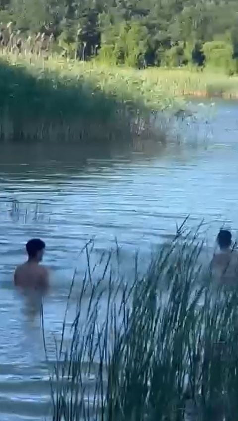 ARNAVUTKÖY'DE BULUNAN İMRAHOR GÖLETİ’NDE ÇOCUKLARIN TEHLİKELİ OYUNU CEP TELEFONU KAMERASINA...