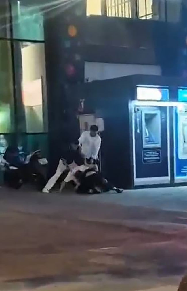 ARNAVUTKÖY'DE ÇIKAN KAVGADA BİR KİŞİ, TARTIŞTIĞI GRUP TARAFINDAN YERE YATIRILARAK DARBEDİLDİ....