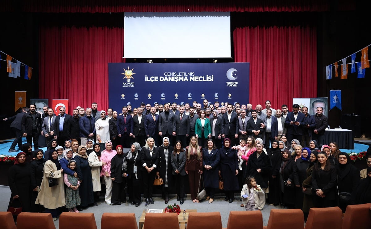 Arnavutköy'de düzenlenen AK Parti Genişletilmiş İlçe Danışma Meclisi'nde, CHP'den istifa ederek AK...