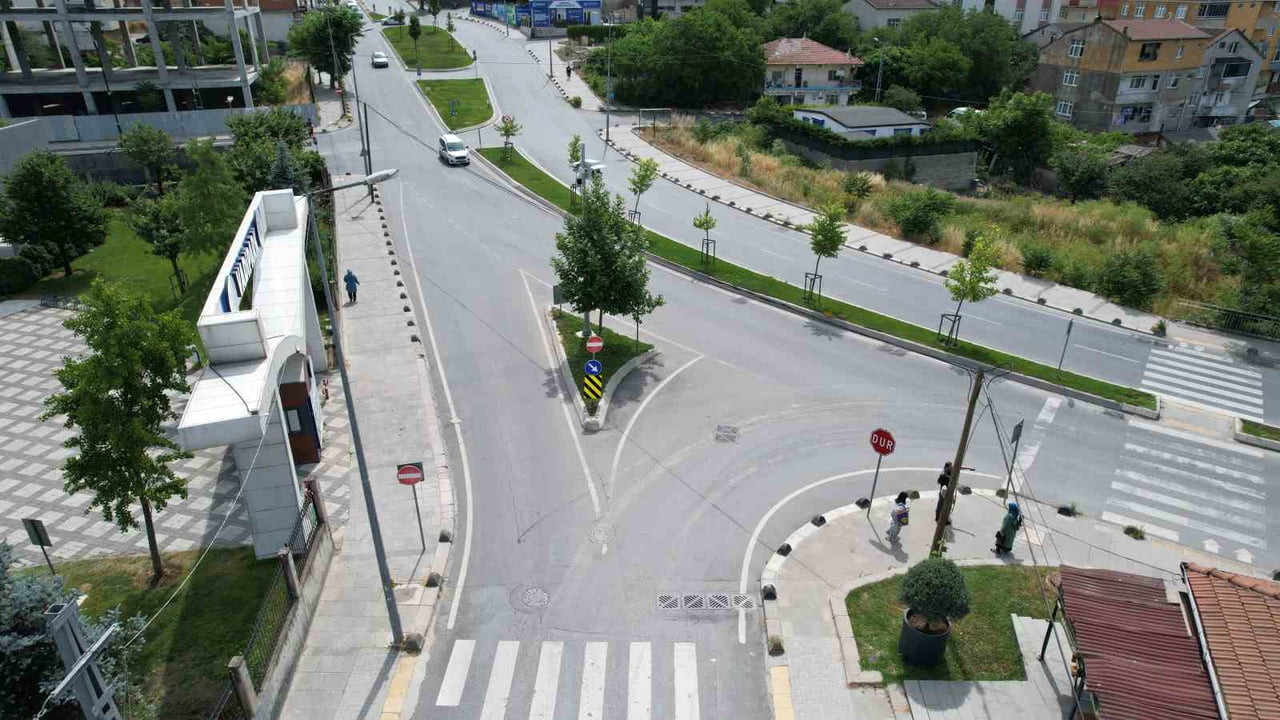 ARNAVUTKÖY'DE ESKİ EDİRNE ASFALTI CADDESİ İLE MEKKE CADDESİ'NİN KESİŞİMİNDEKİ KAVŞAK, MAHALLE...
