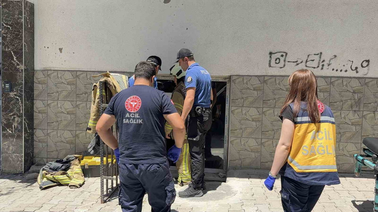 ARNAVUTKÖY'DE EVİNDE MAHSUR KALAN DİYALİZ HASTASI 49 YAŞINDAKİ İSMAİL VATANSEVER, CAMDAN YARDIM...