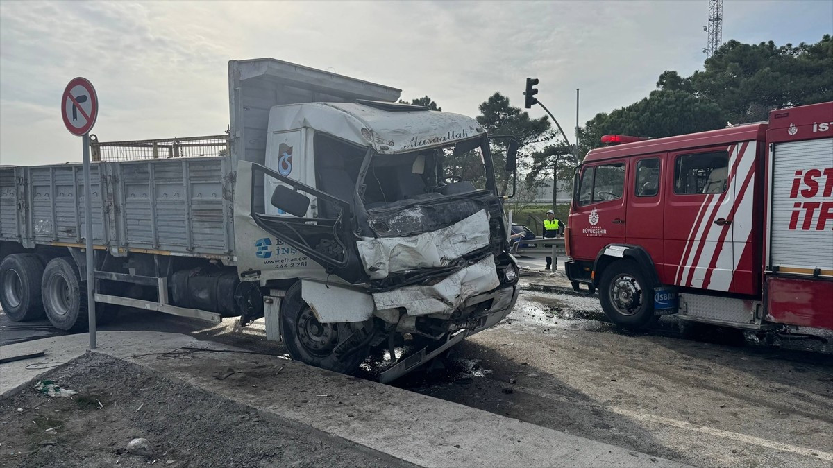Arnavutköy'de kazaya karışan 2 kamyonun şoförü hastaneye kaldırıldı.