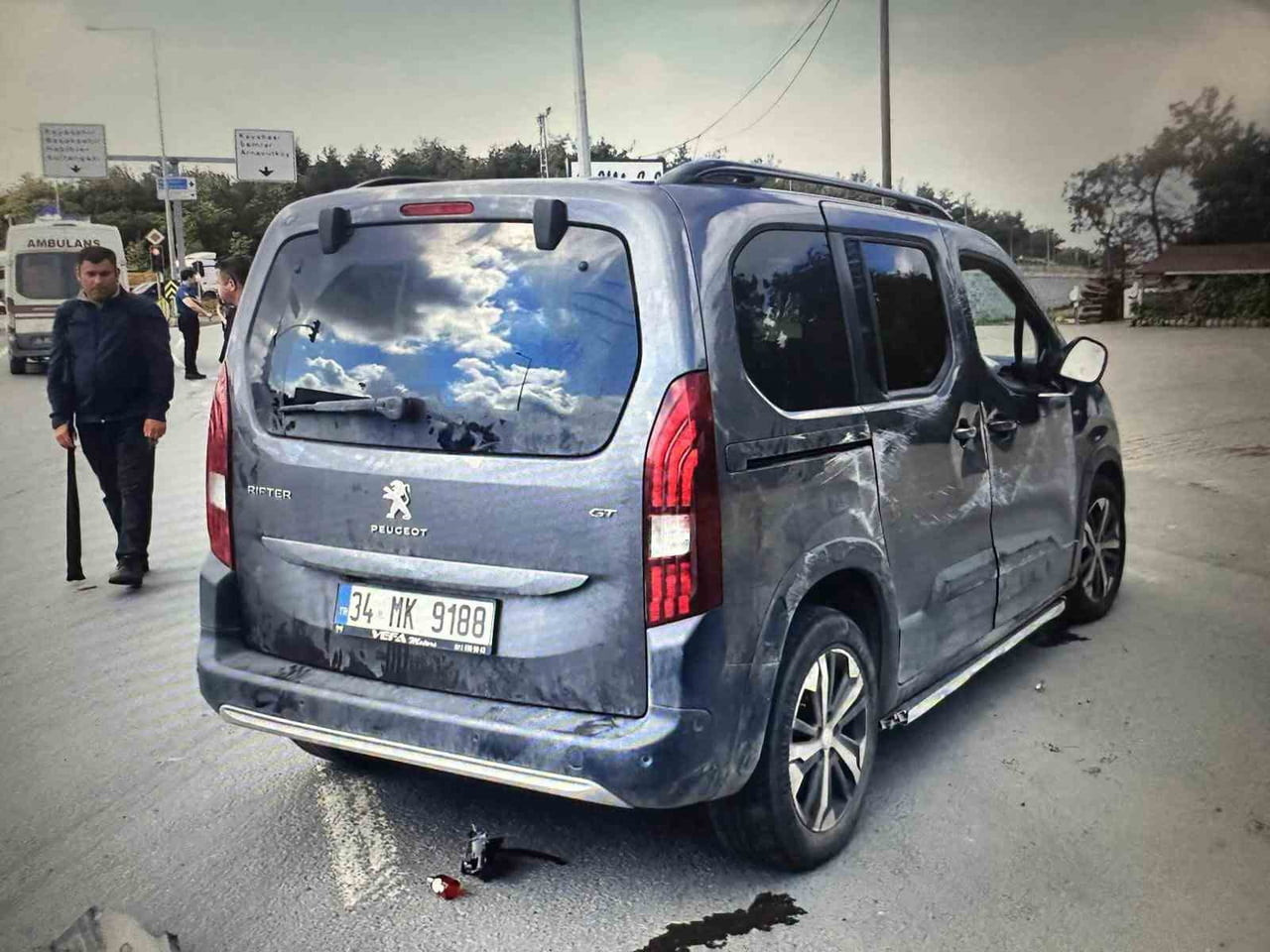 ARNAVUTKÖY'DE MEYDANA GELEN ZİNCİRLEME KAZADA 5 KİŞİ YARALANIRKEN, OLAY ANI GÜVENLİK KAMERASINA...