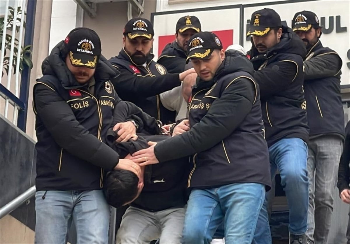 Arnavutköy'de, polis denetiminden kaçan şüphelilerin aracında ceset bulunmasına ilişkin gözaltına...