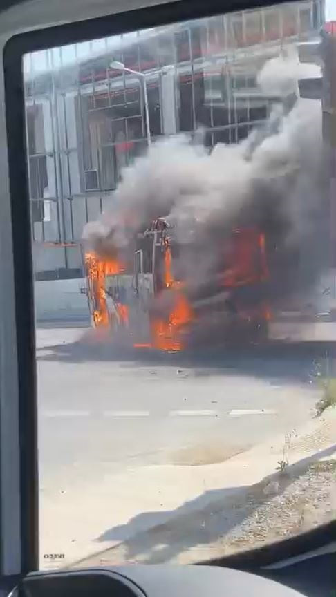 ARNAVUTKÖY'DE SEYİR HALİNDE OLAN BİR SERVİS MİNİBÜSÜ ALEV ALEV YANDI.