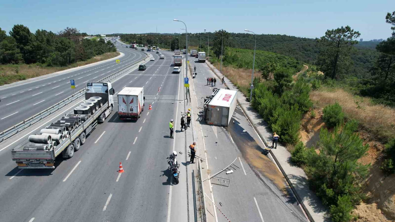 ARNAVUTKÖY'DE SÜRÜCÜSÜNÜN DİREKSİYON HAKİMİYETİNİ KAYBETTİĞİ MARKET KAMYONU ÇEVRE YOLUNDAN YAN...