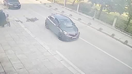 Arnavutköy'de yol ortasında duran taksici baygın halde bulundu: O anlar kamerada