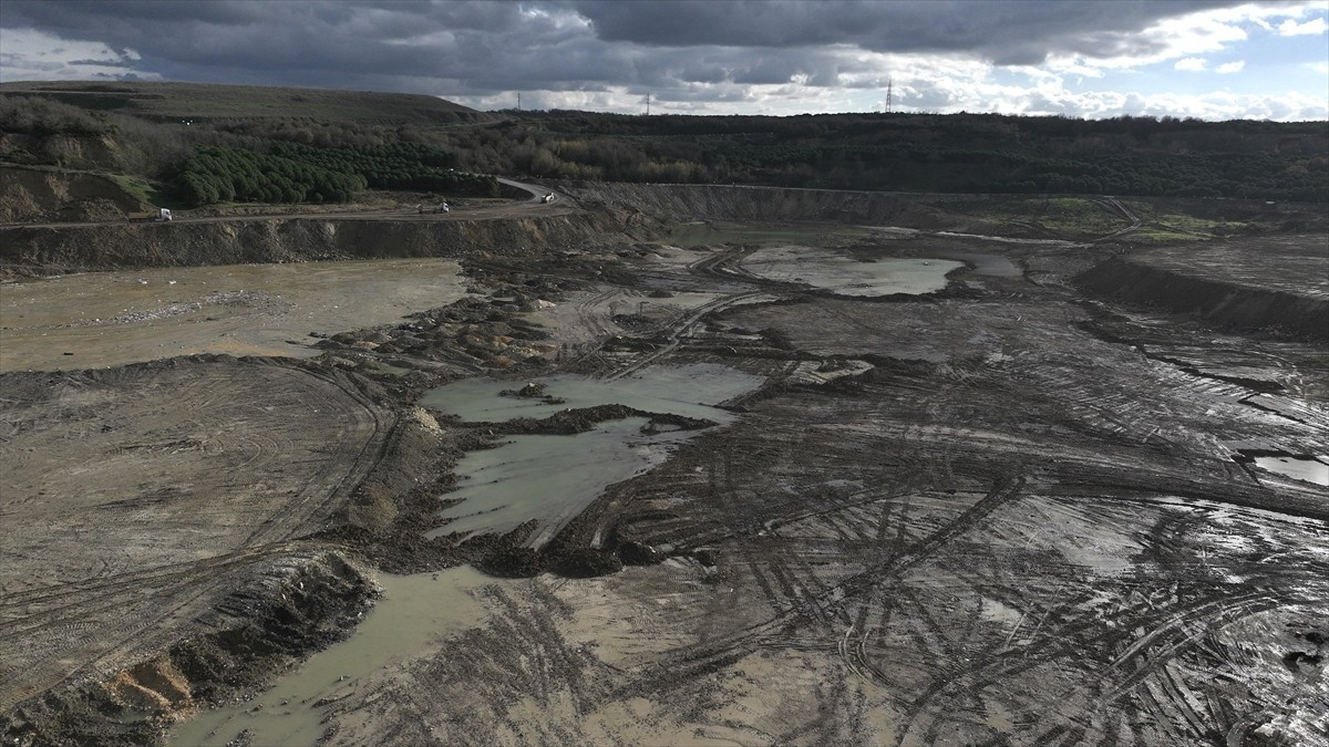Arnavutköy'deki Mavi Göl'de, İstanbul Büyükşehir Belediyesi (İBB) tarafından yürütülen...