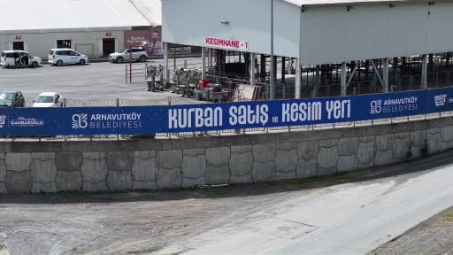 Arnavutköy‘de bayram öncesi camilerde ve mezarlıklarda hummalı çalışma