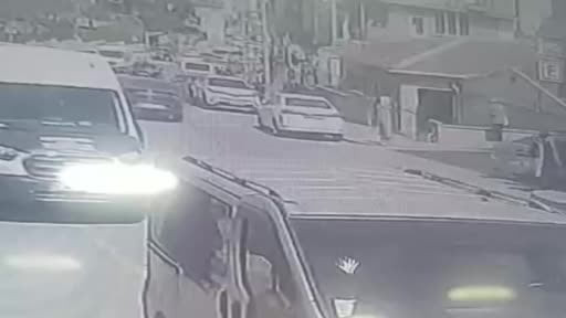 Arnavutköy’de bisikletli çocuklar, yolun karşısına geçmeye çalışan kadına böyle...