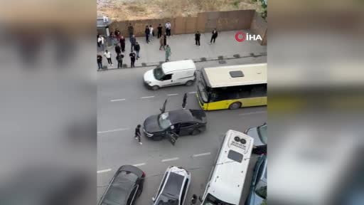 Arnavutköy’de İETT otobüsü otomobille çarpıştı: Sürücü sinir krizi geçirdi