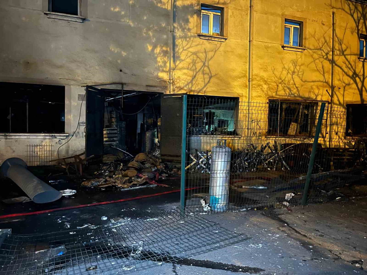 ARNAVUTKÖY’DE METAL FABRİKASINDA SANAYİ TİPİ TÜP PATLADI : 1’İ AĞIR 3 İŞÇİ YARALANDI