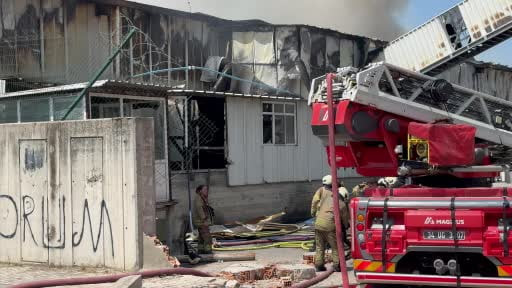 Arnavutköy’de sünger fabrikasında çıkan yangın 3 saatte kontrol altına alındı