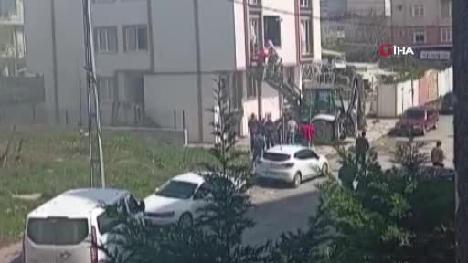 Arnavutköy’de yangında can pazarı kamerada: Yangında mahsur kalanları iş makinesiyle böyle...