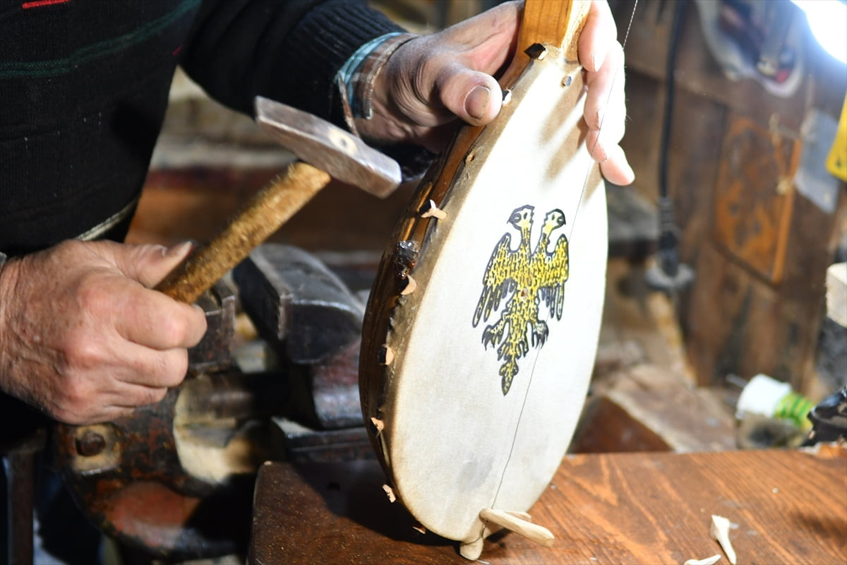 Arnavutların geleneksel müzik aleti lahuta, 50 yıldan fazla süredir, ustası Gjelosh Alia...