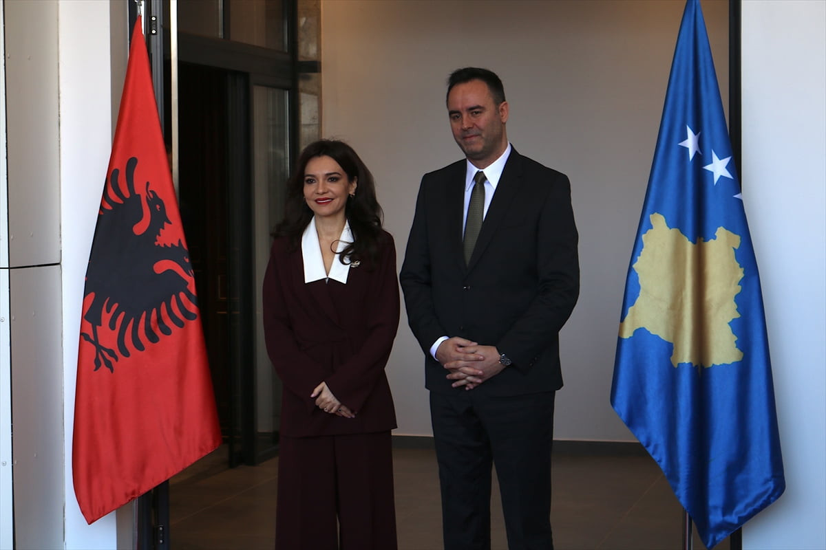 Arnavutluk Avrupa ve Dışişleri Bakanı Elisa Spiropali (solda), Kosova’nın başkenti Priştine’de...