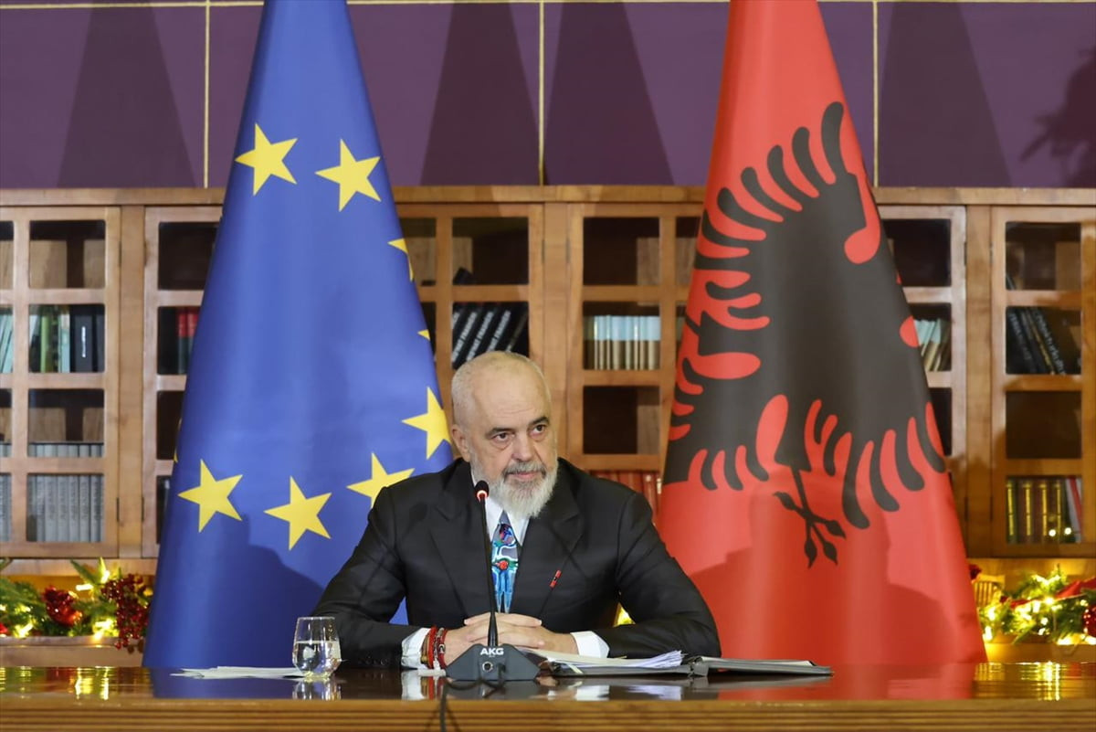 Arnavutluk Başbakanı Edi Rama, başkent Tiran'daki Başbakanlık binasında düzenlediği basın...