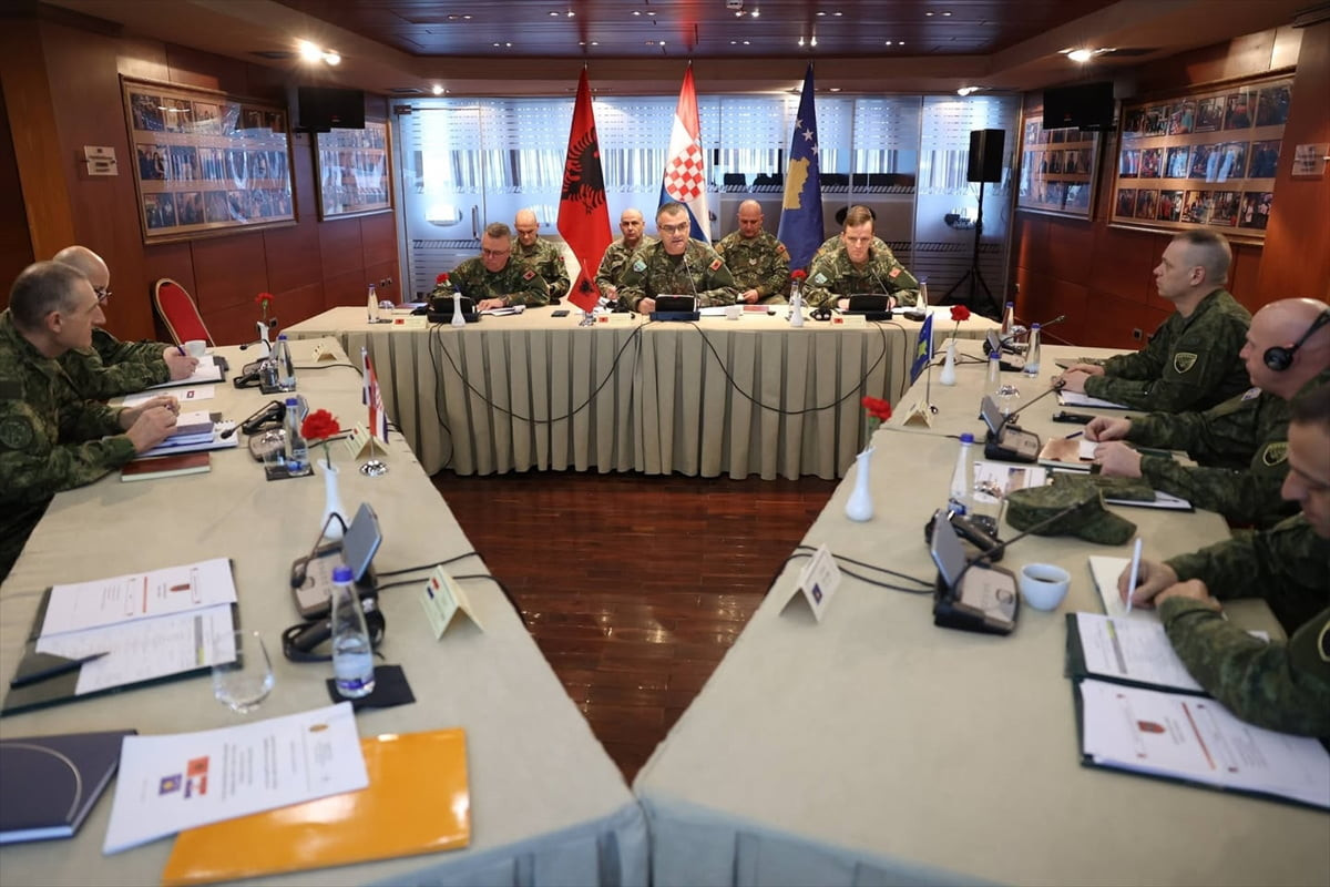 Arnavutluk, Kosova ve Hırvatistan üçlü askeri tatbikatının bu yıl yapılacağı bildirildi....