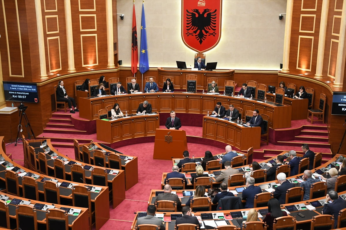 Arnavutluk meclisi, İran'ı "terörü destekleyen devlet" olarak ilan eden kararı onaylarken hükümete...