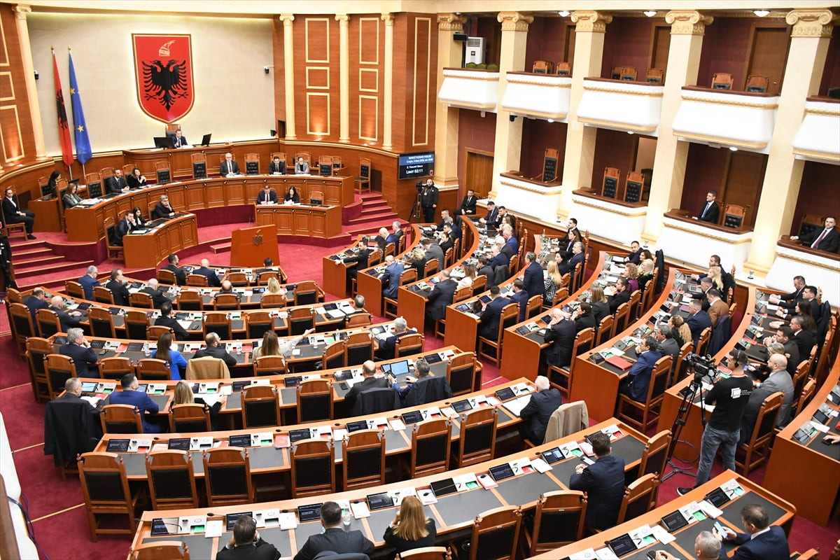 Arnavutluk Meclisi'nde, Başbakan Edi Rama tarafından önerilen kabine değişiklikleri onaylandı....